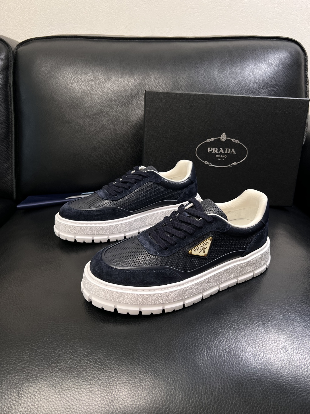 Prada  顶级工艺品，普拉达 专柜同步，原厂配置意大利进口牛皮面料，进口牛皮内里垫，透气舒适，鞋底：