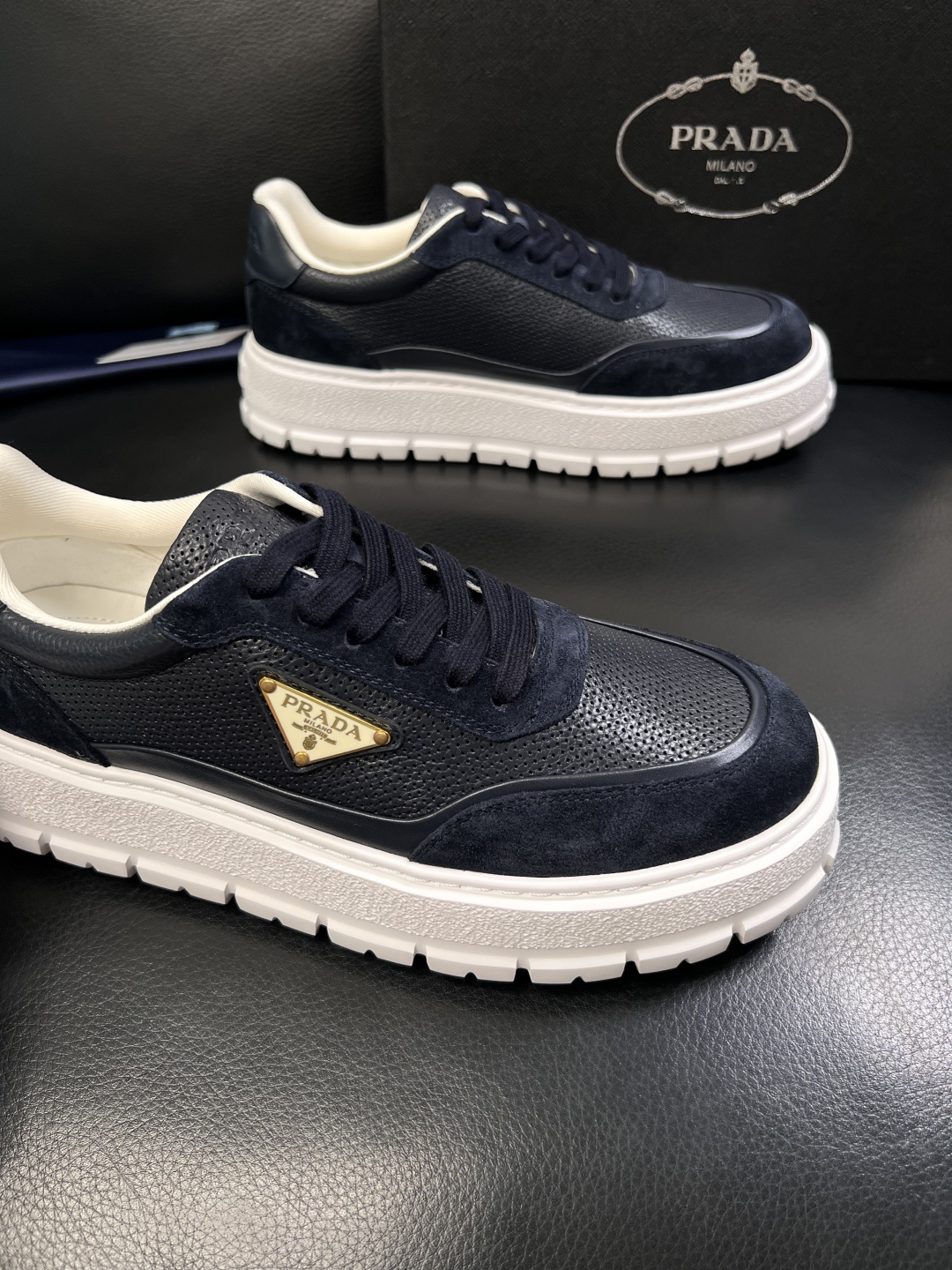 Prada  顶级工艺品，普拉达 专柜同步，原厂配置意大利进口牛皮面料，进口牛皮内里垫，透气舒适，鞋底：