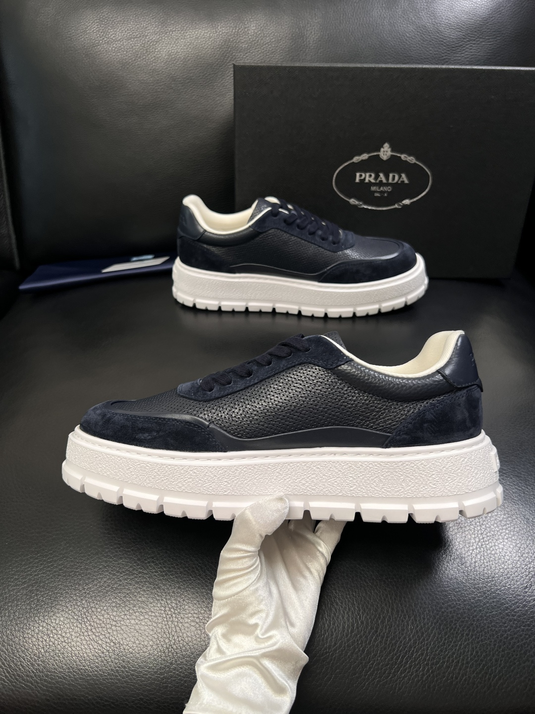 Prada  顶级工艺品，普拉达 专柜同步，原厂配置意大利进口牛皮面料，进口牛皮内里垫，透气舒适，鞋底：