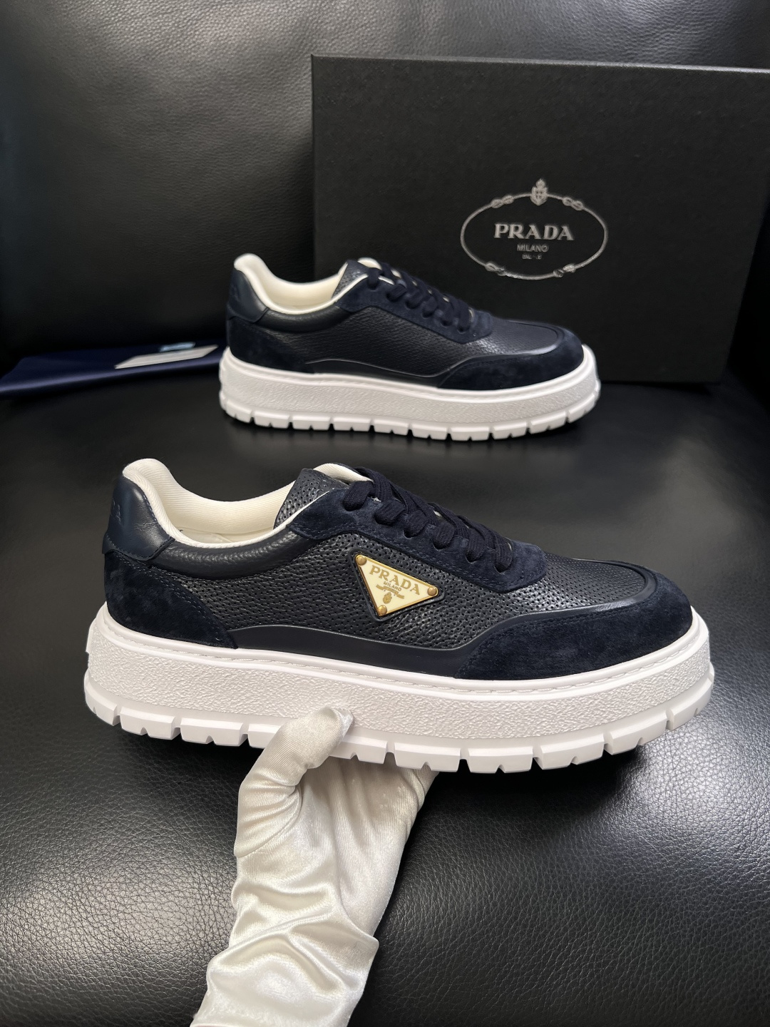 Prada  顶级工艺品，普拉达 专柜同步，原厂配置意大利进口牛皮面料，进口牛皮内里垫，透气舒适，鞋底：