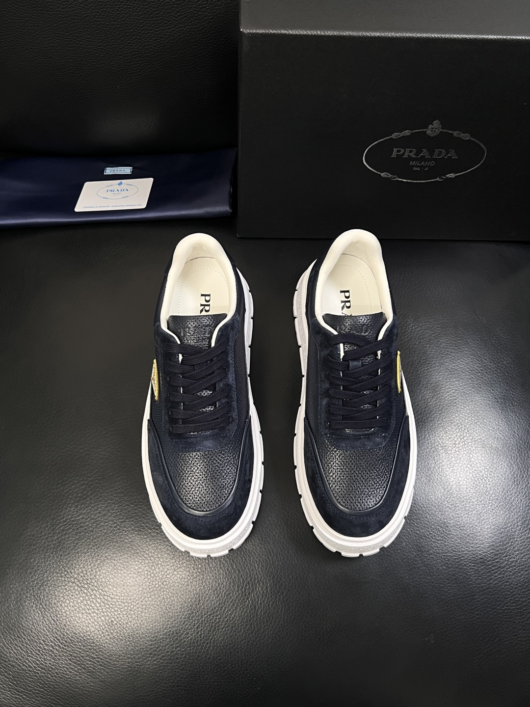 Prada  顶级工艺品，普拉达 专柜同步，原厂配置意大利进口牛皮面料，进口牛皮内里垫，透气舒适，鞋底：