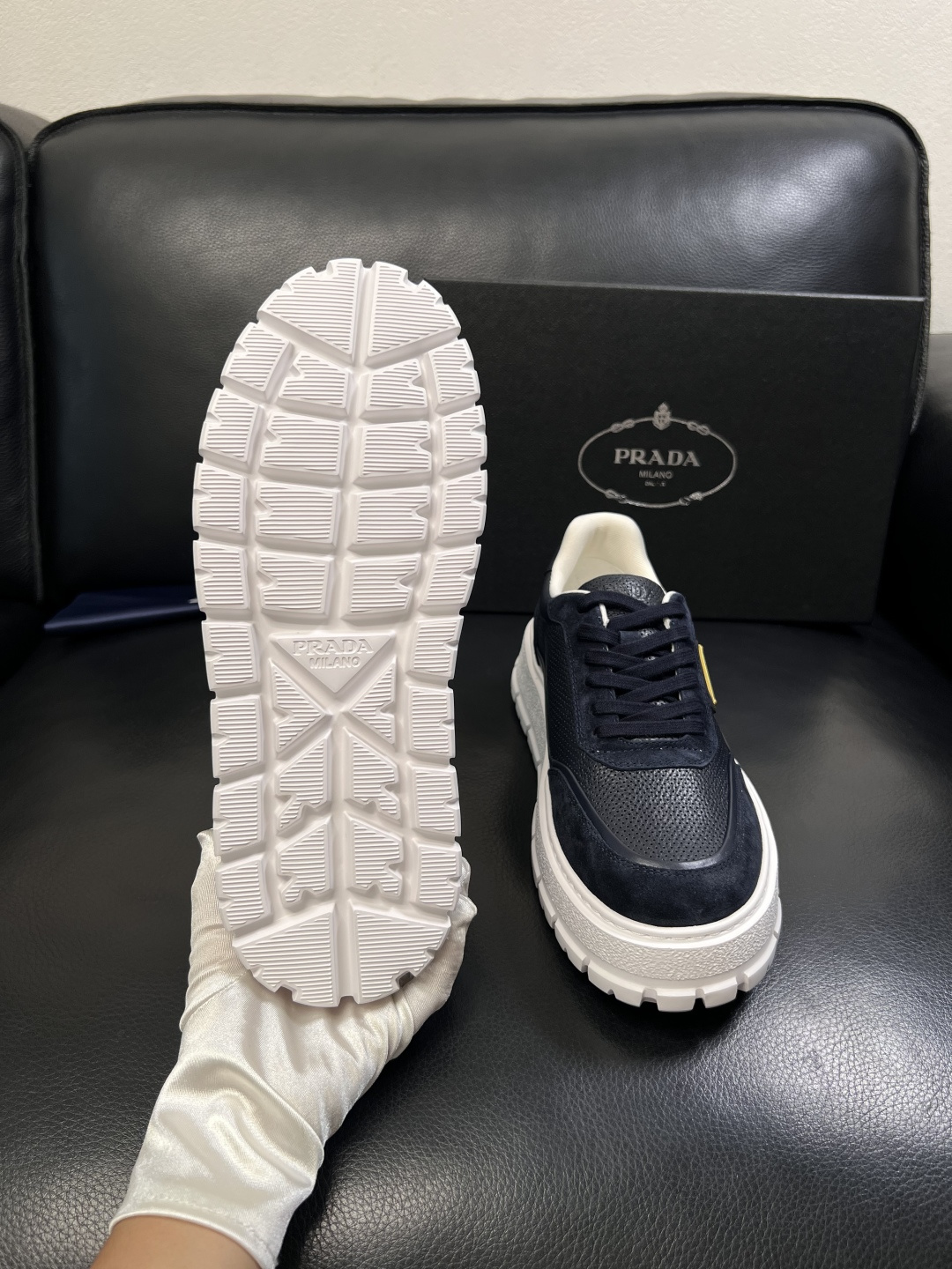 Prada  顶级工艺品，普拉达 专柜同步，原厂配置意大利进口牛皮面料，进口牛皮内里垫，透气舒适，鞋底：