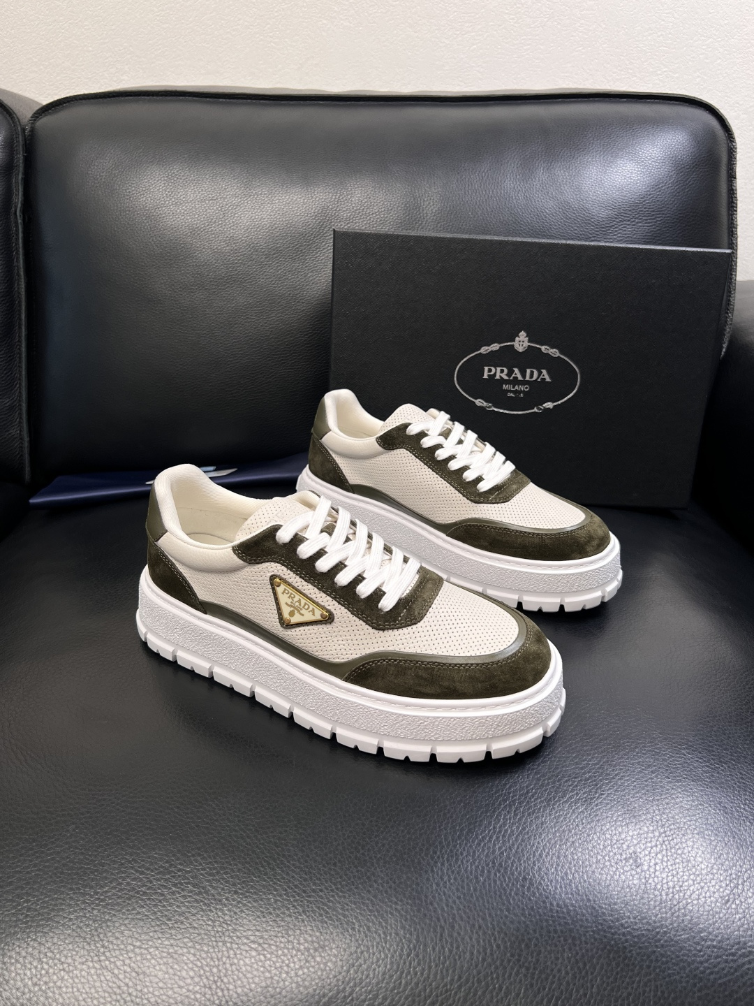 Prada  顶级工艺品，普拉达 专柜同步，原厂配置意大利进口牛皮面料，进口牛皮内里垫，透气舒适，鞋底：