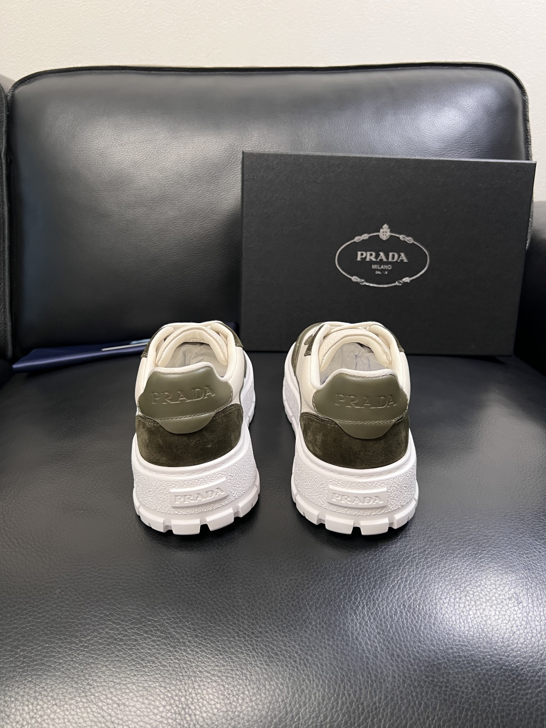 Prada  顶级工艺品，普拉达 专柜同步，原厂配置意大利进口牛皮面料，进口牛皮内里垫，透气舒适，鞋底：