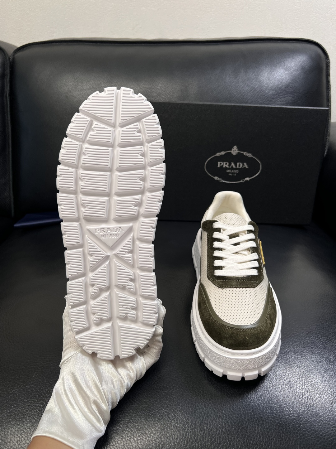 Prada  顶级工艺品，普拉达 专柜同步，原厂配置意大利进口牛皮面料，进口牛皮内里垫，透气舒适，鞋底：