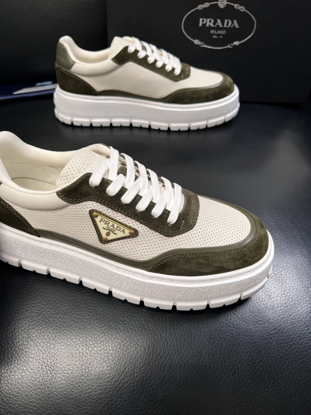Prada  顶级工艺品，普拉达 专柜同步，原厂配置意大利进口牛皮面料，进口牛皮内里垫，透气舒适，鞋底：