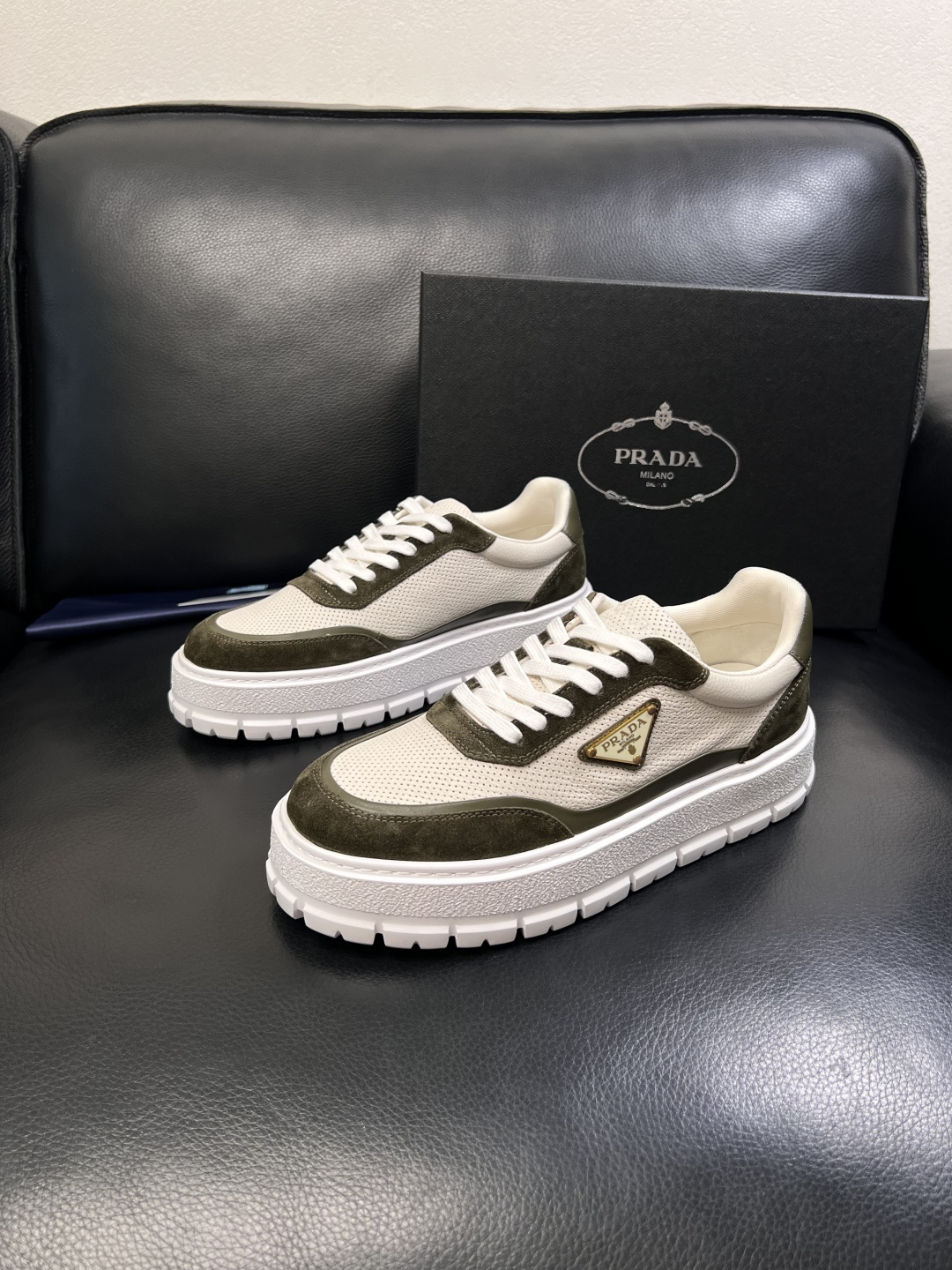 Prada  顶级工艺品，普拉达 专柜同步，原厂配置意大利进口牛皮面料，进口牛皮内里垫，透气舒适，鞋底：