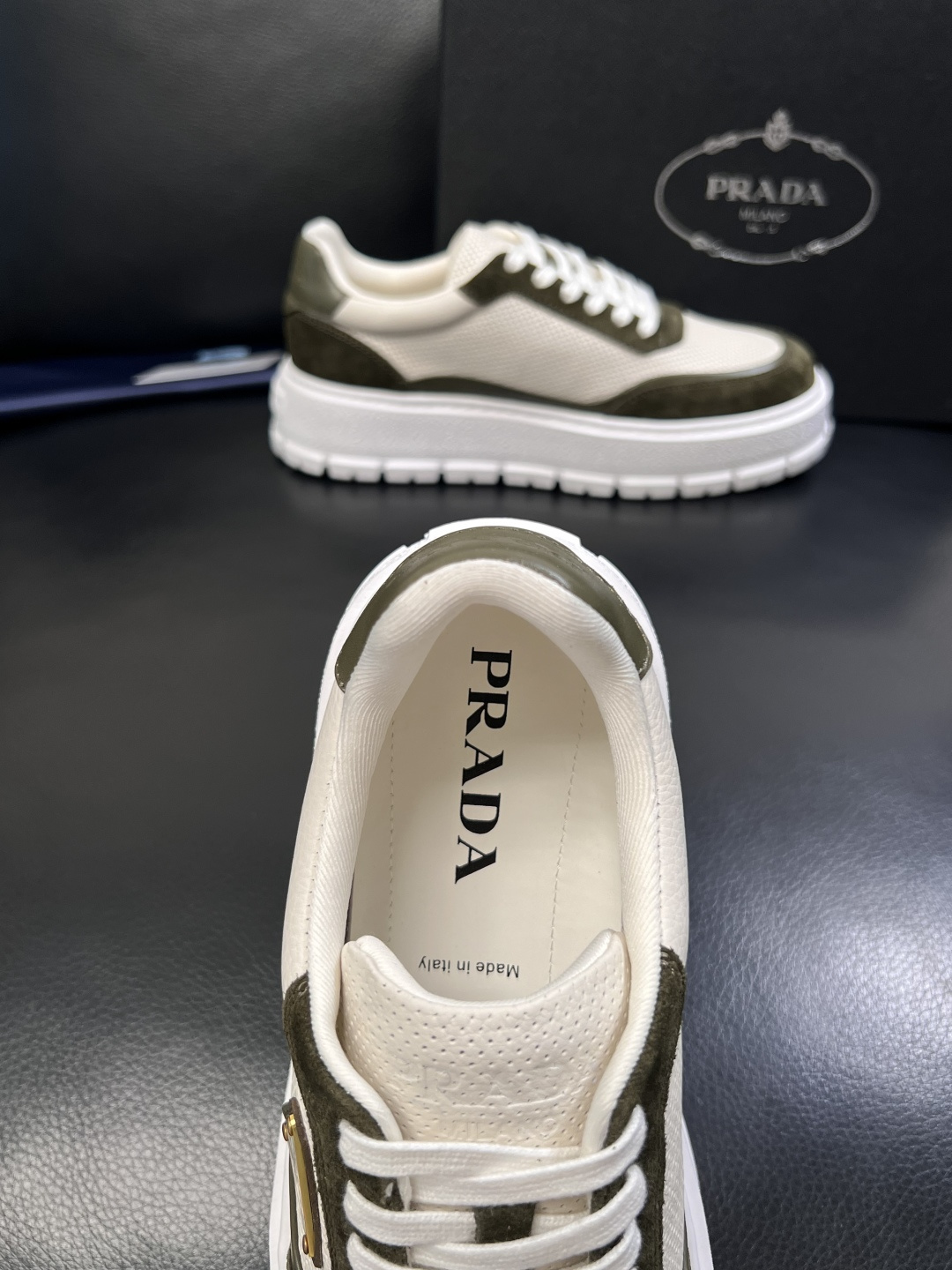 Prada  顶级工艺品，普拉达 专柜同步，原厂配置意大利进口牛皮面料，进口牛皮内里垫，透气舒适，鞋底：