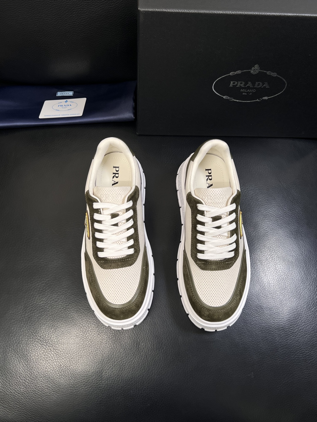 Prada  顶级工艺品，普拉达 专柜同步，原厂配置意大利进口牛皮面料，进口牛皮内里垫，透气舒适，鞋底：