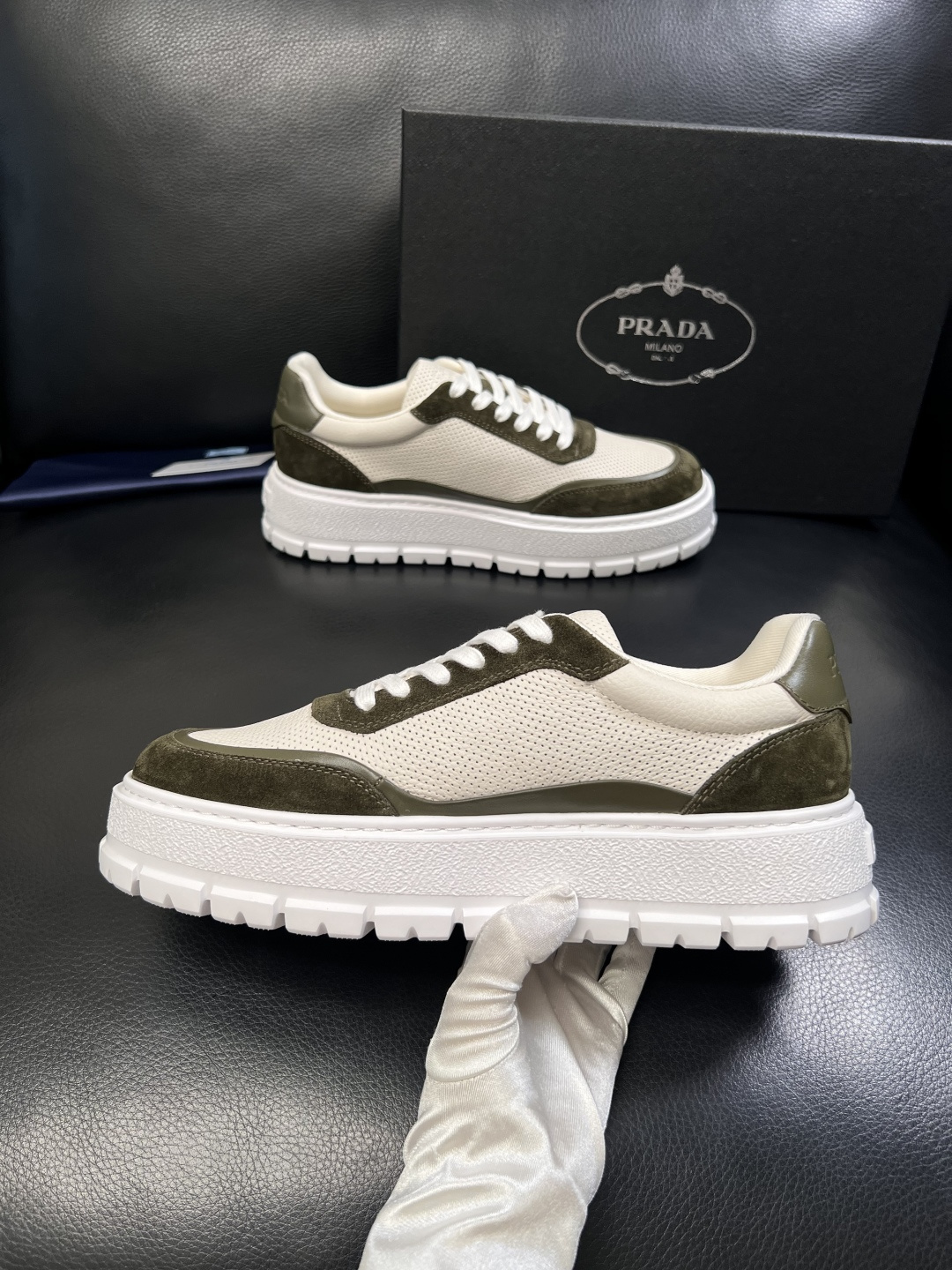 Prada  顶级工艺品，普拉达 专柜同步，原厂配置意大利进口牛皮面料，进口牛皮内里垫，透气舒适，鞋底：