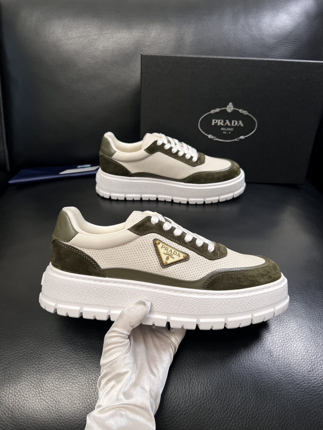Prada  顶级工艺品，普拉达 专柜同步，原厂配置意大利进口牛皮面料，进口牛皮内里垫，透气舒适，鞋底：