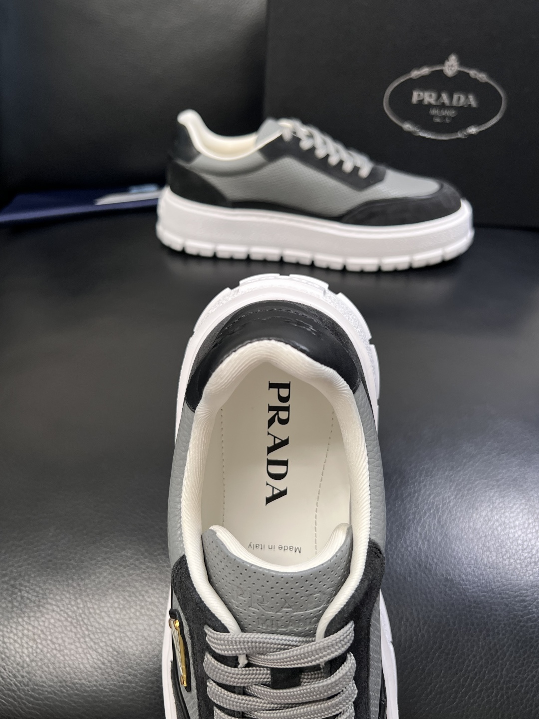 Prada  顶级工艺品，普拉达 专柜同步，原厂配置意大利进口牛皮面料，进口牛皮内里垫，透气舒适，鞋底：