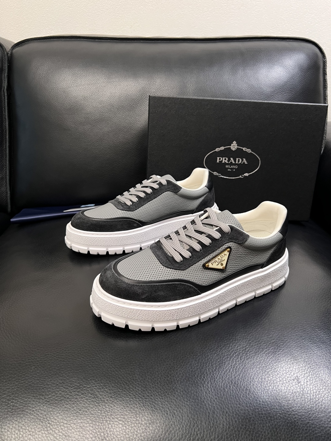 Prada  顶级工艺品，普拉达 专柜同步，原厂配置意大利进口牛皮面料，进口牛皮内里垫，透气舒适，鞋底：