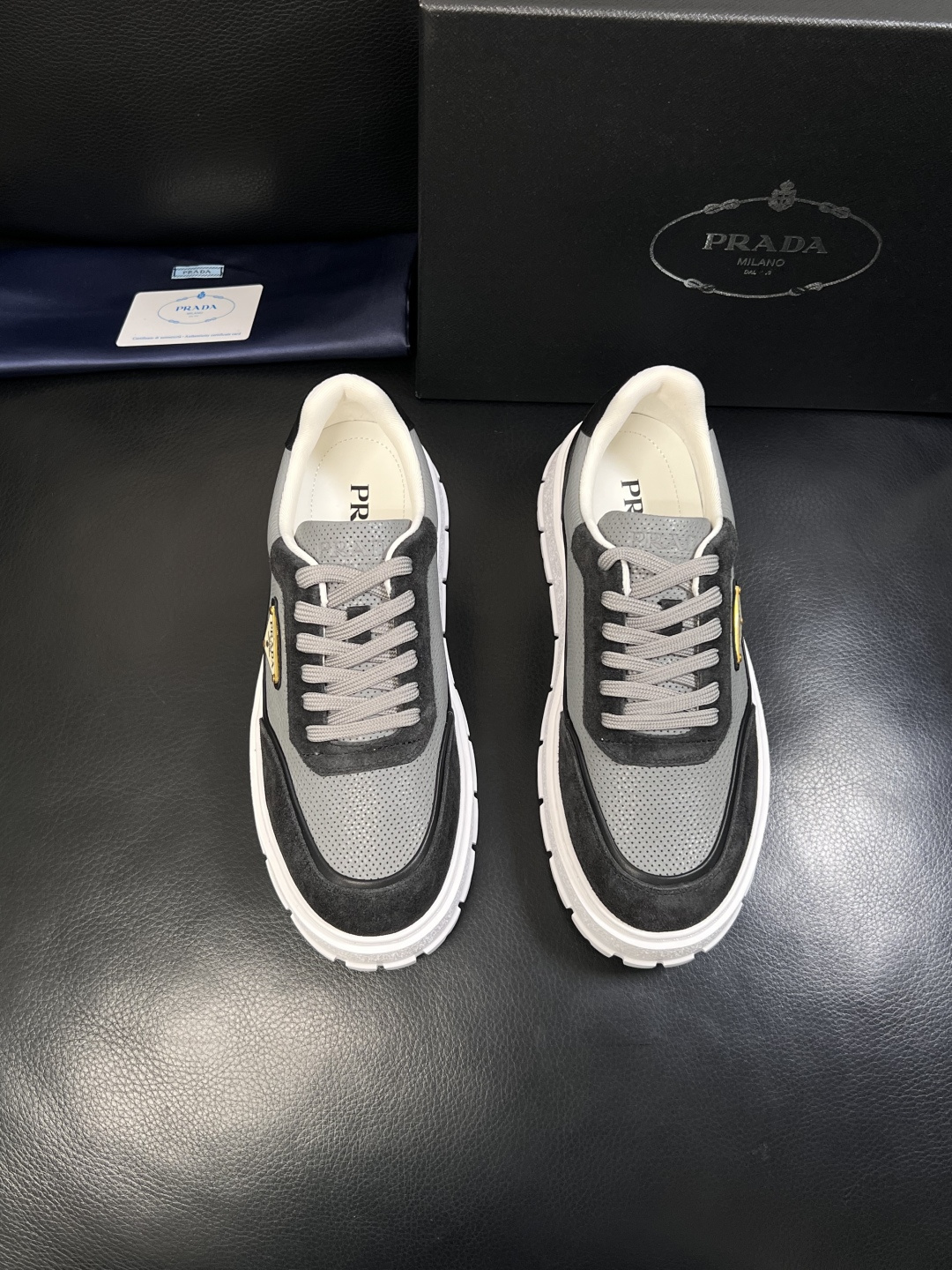 Prada  顶级工艺品，普拉达 专柜同步，原厂配置意大利进口牛皮面料，进口牛皮内里垫，透气舒适，鞋底：