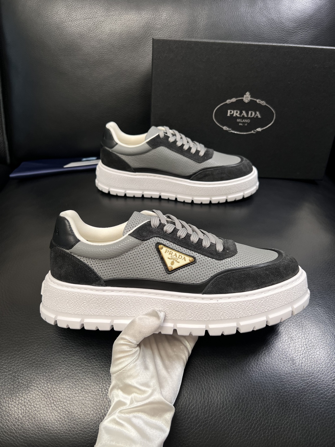 Prada  顶级工艺品，普拉达 专柜同步，原厂配置意大利进口牛皮面料，进口牛皮内里垫，透气舒适，鞋底：