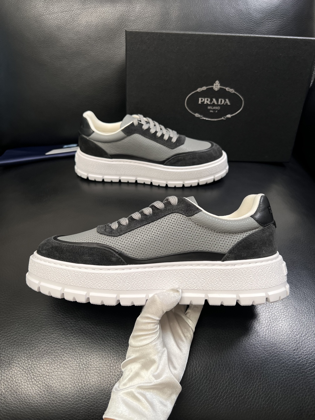 Prada  顶级工艺品，普拉达 专柜同步，原厂配置意大利进口牛皮面料，进口牛皮内里垫，透气舒适，鞋底：