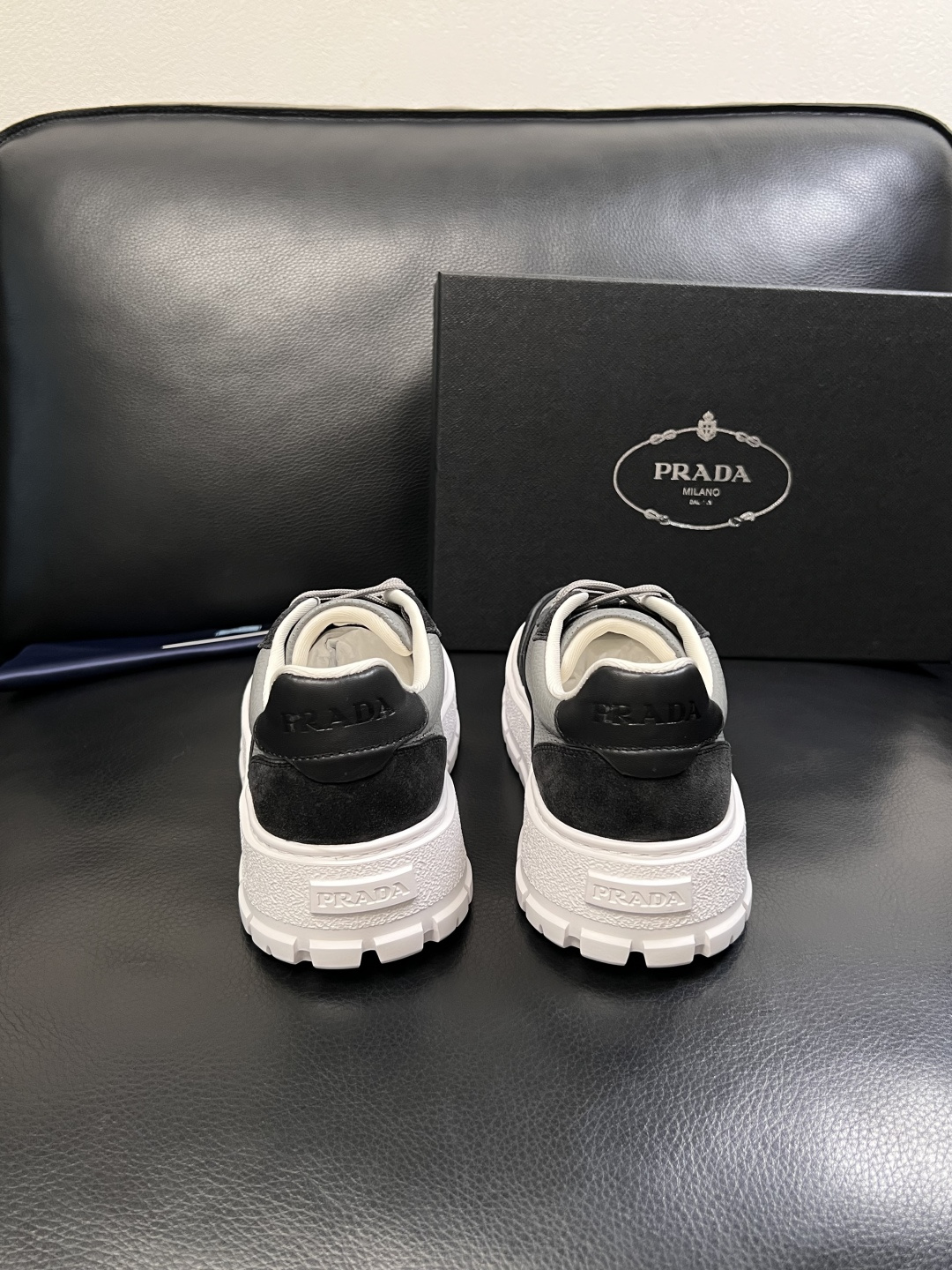 Prada  顶级工艺品，普拉达 专柜同步，原厂配置意大利进口牛皮面料，进口牛皮内里垫，透气舒适，鞋底：