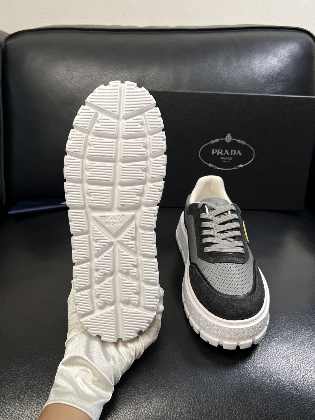 Prada  顶级工艺品，普拉达 专柜同步，原厂配置意大利进口牛皮面料，进口牛皮内里垫，透气舒适，鞋底：