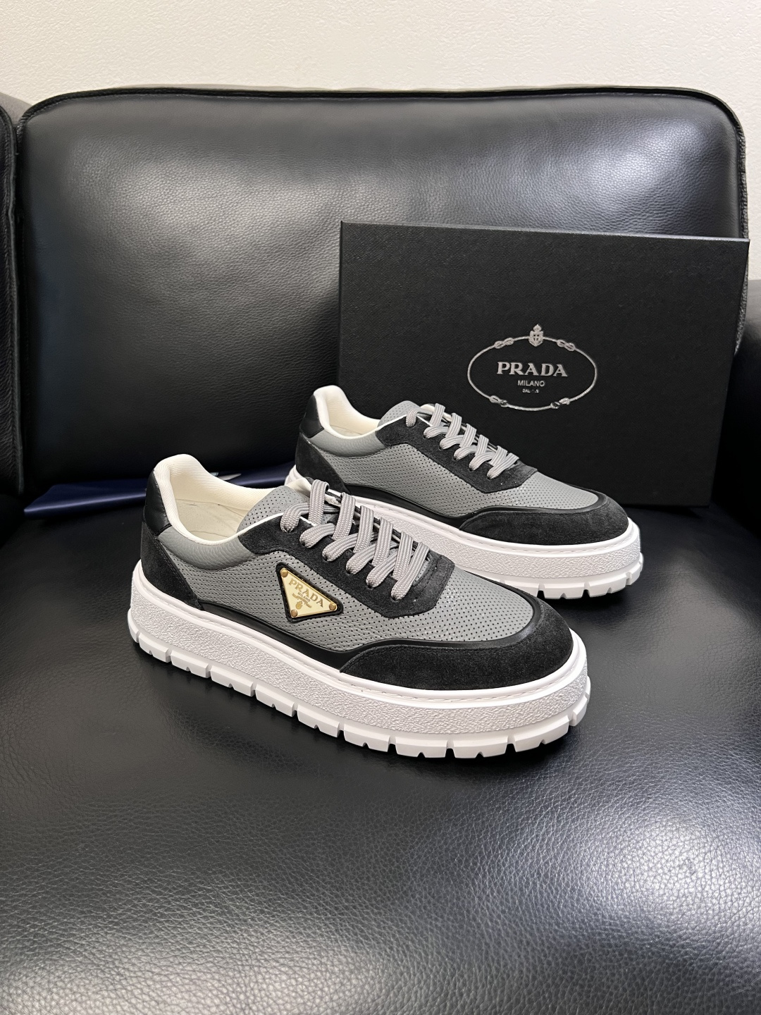 Prada  顶级工艺品，普拉达 专柜同步，原厂配置意大利进口牛皮面料，进口牛皮内里垫，透气舒适，鞋底：