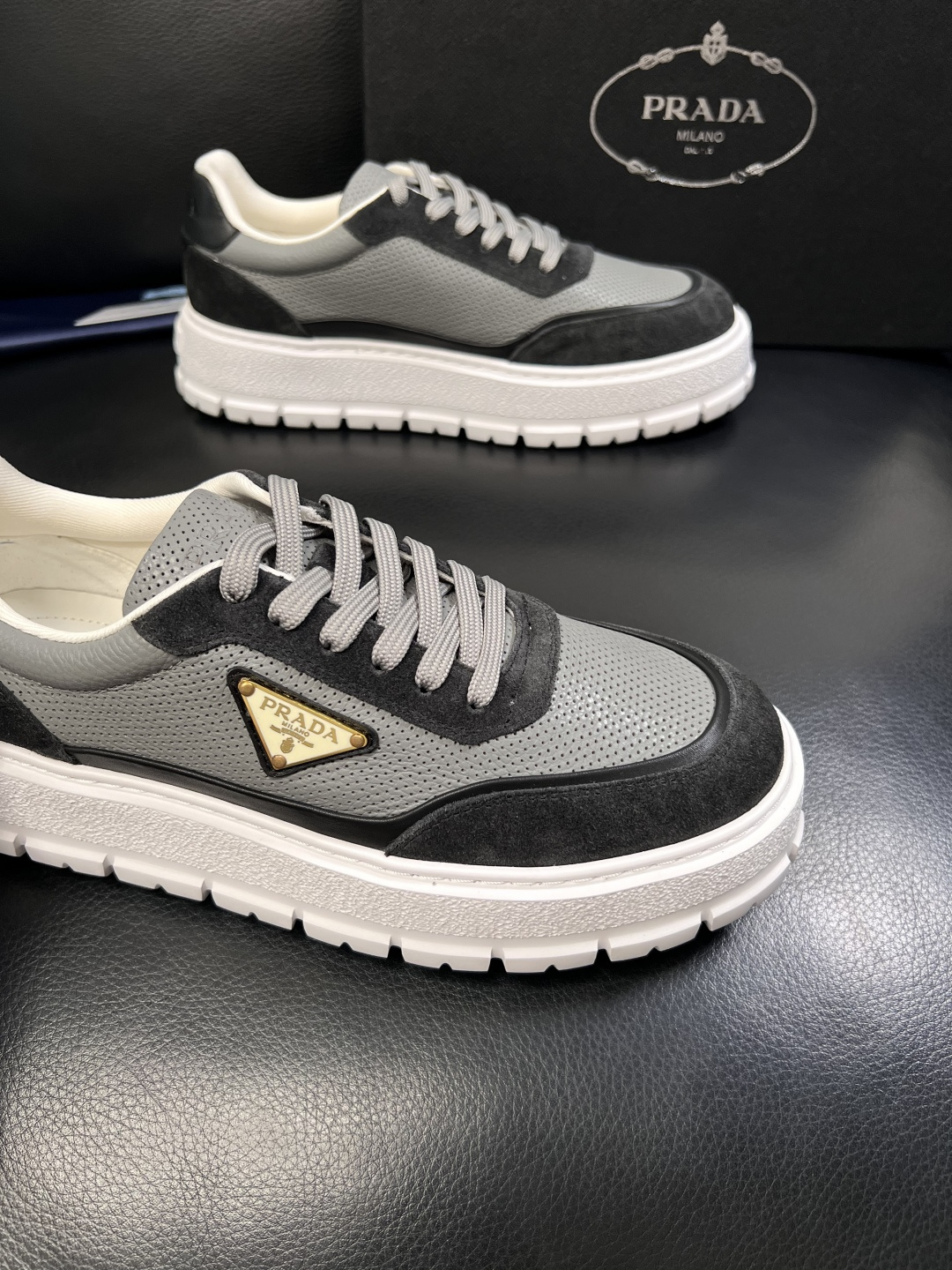Prada  顶级工艺品，普拉达 专柜同步，原厂配置意大利进口牛皮面料，进口牛皮内里垫，透气舒适，鞋底：