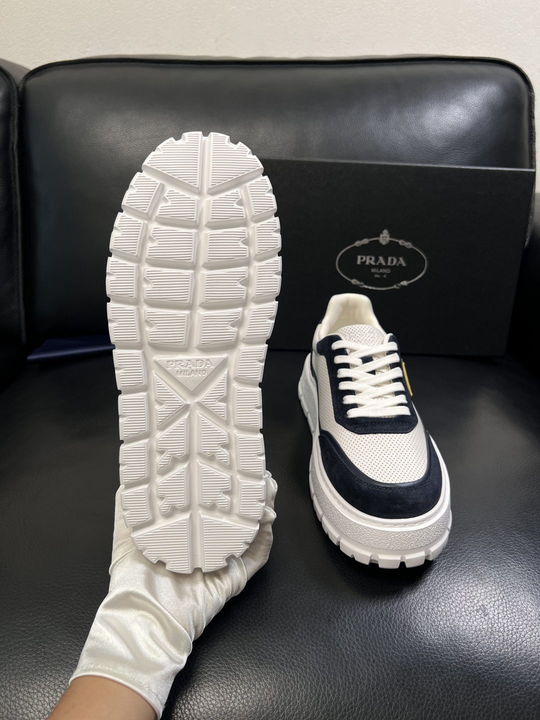 Prada  顶级工艺品，普拉达 专柜同步，原厂配置意大利进口牛皮面料，进口牛皮内里垫，透气舒适，鞋底：