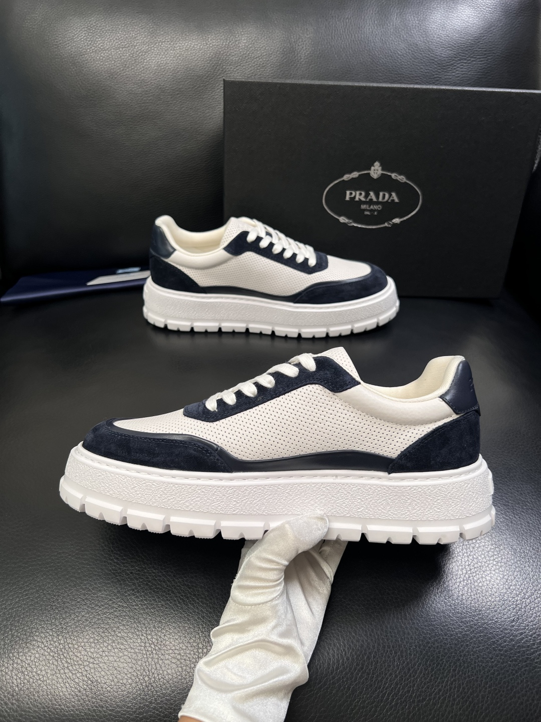 Prada  顶级工艺品，普拉达 专柜同步，原厂配置意大利进口牛皮面料，进口牛皮内里垫，透气舒适，鞋底：