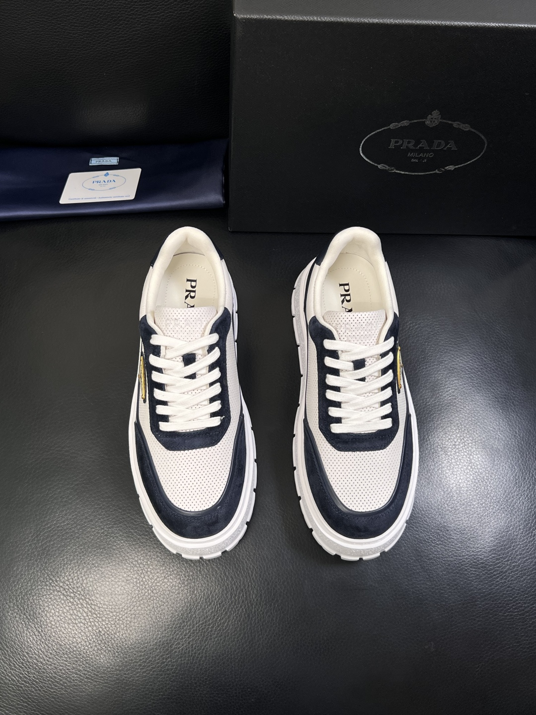 Prada  顶级工艺品，普拉达 专柜同步，原厂配置意大利进口牛皮面料，进口牛皮内里垫，透气舒适，鞋底：