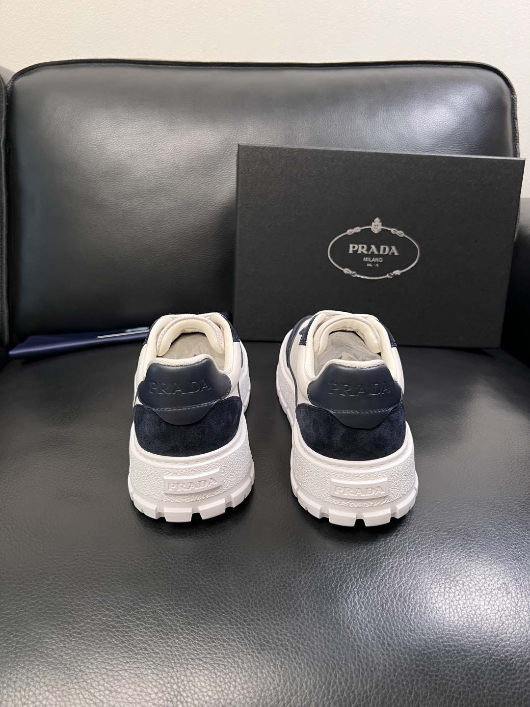 Prada  顶级工艺品，普拉达 专柜同步，原厂配置意大利进口牛皮面料，进口牛皮内里垫，透气舒适，鞋底：