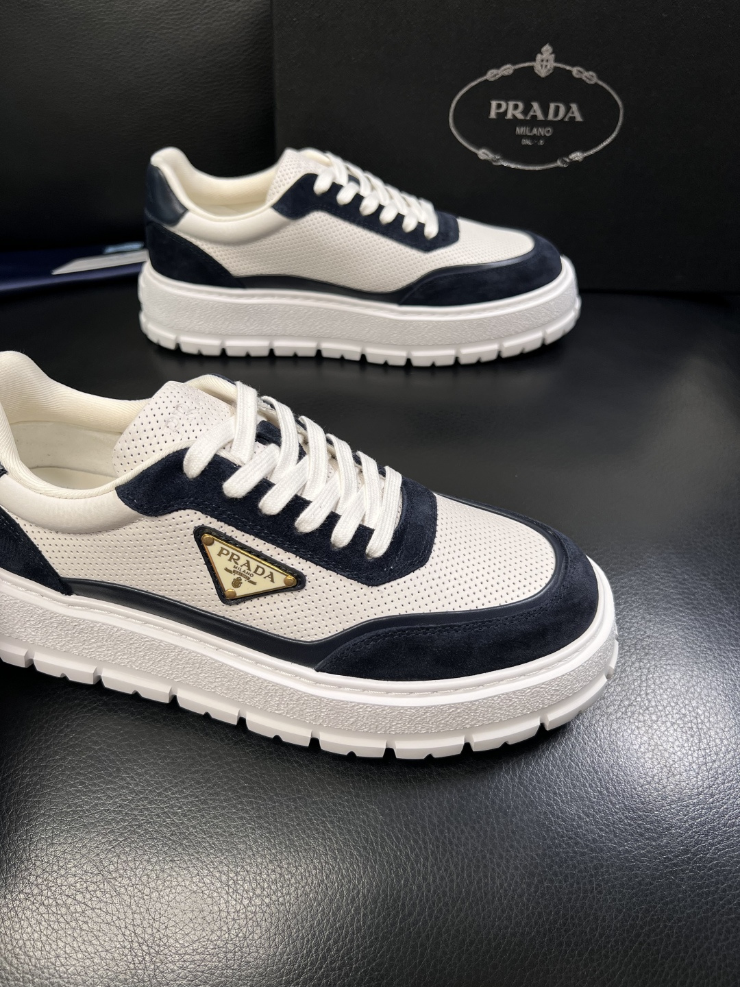 Prada  顶级工艺品，普拉达 专柜同步，原厂配置意大利进口牛皮面料，进口牛皮内里垫，透气舒适，鞋底：