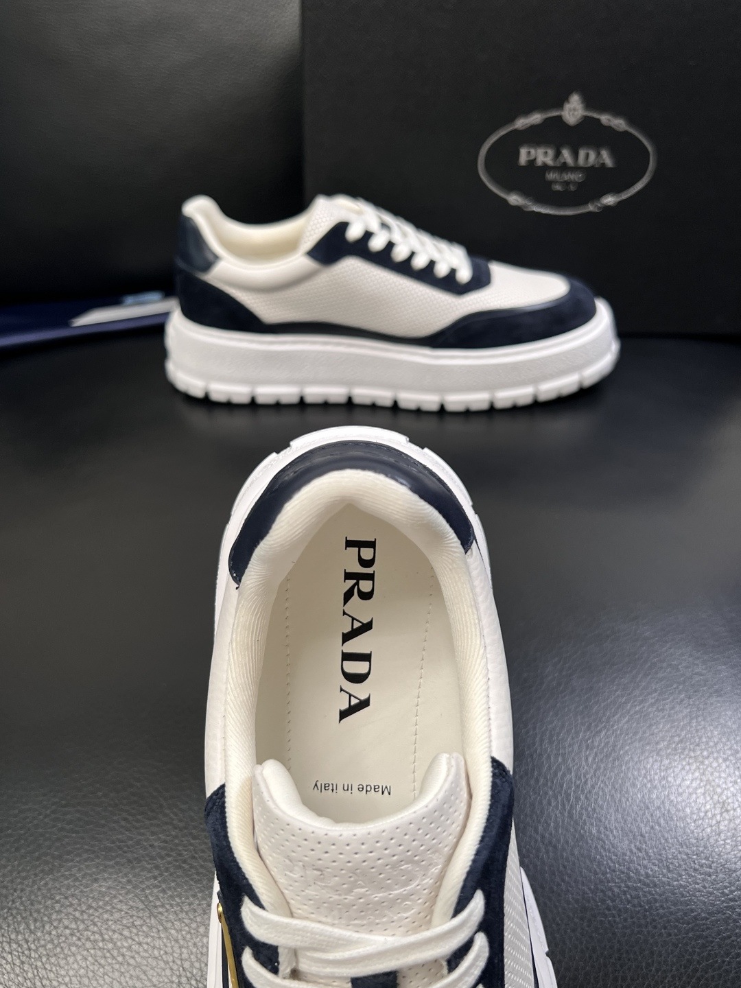Prada  顶级工艺品，普拉达 专柜同步，原厂配置意大利进口牛皮面料，进口牛皮内里垫，透气舒适，鞋底：