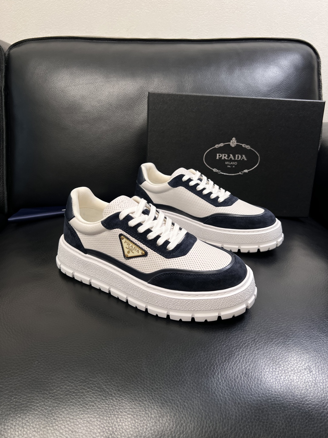 Prada  顶级工艺品，普拉达 专柜同步，原厂配置意大利进口牛皮面料，进口牛皮内里垫，透气舒适，鞋底：