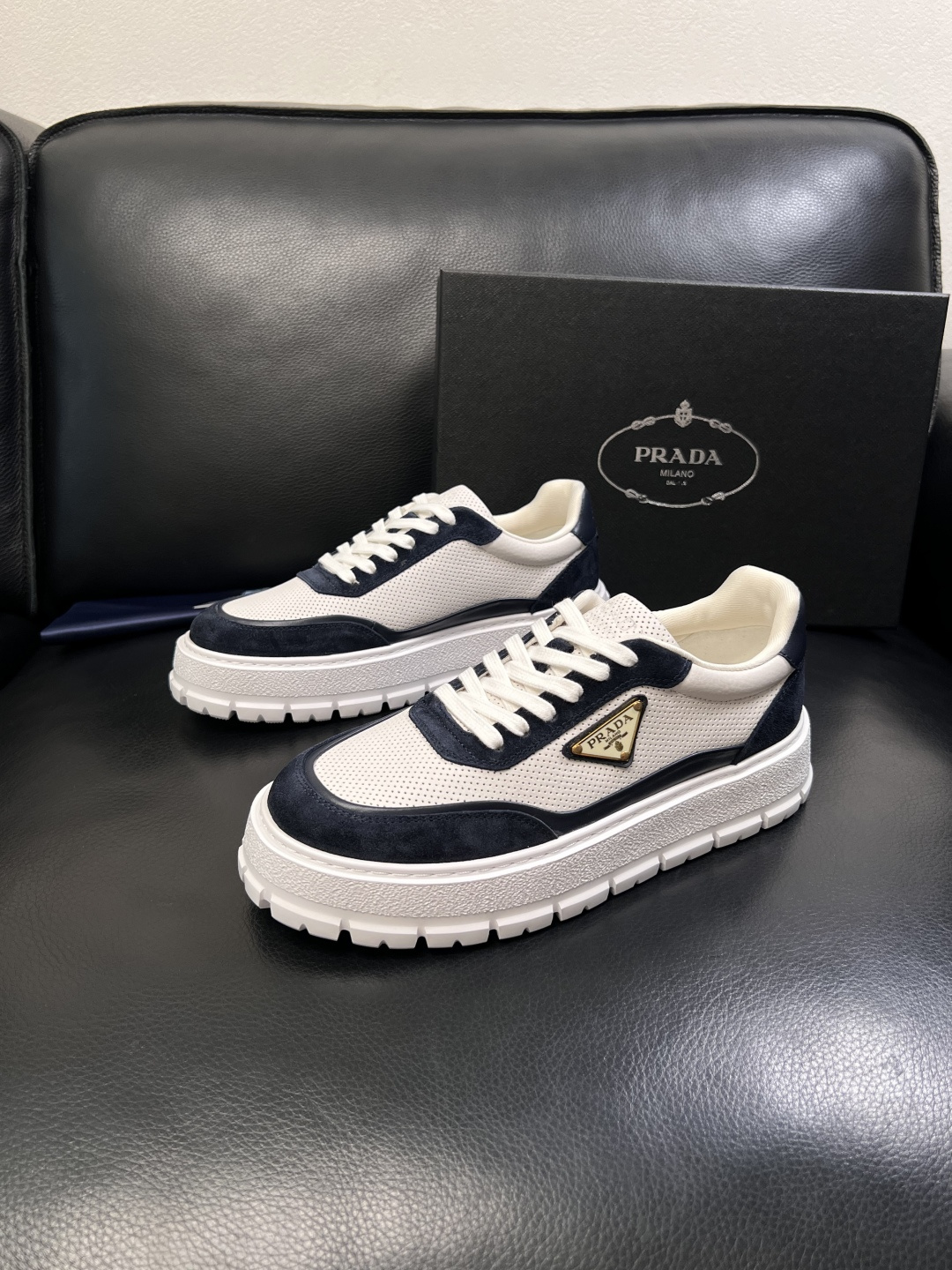 Prada  顶级工艺品，普拉达 专柜同步，原厂配置意大利进口牛皮面料，进口牛皮内里垫，透气舒适，鞋底：