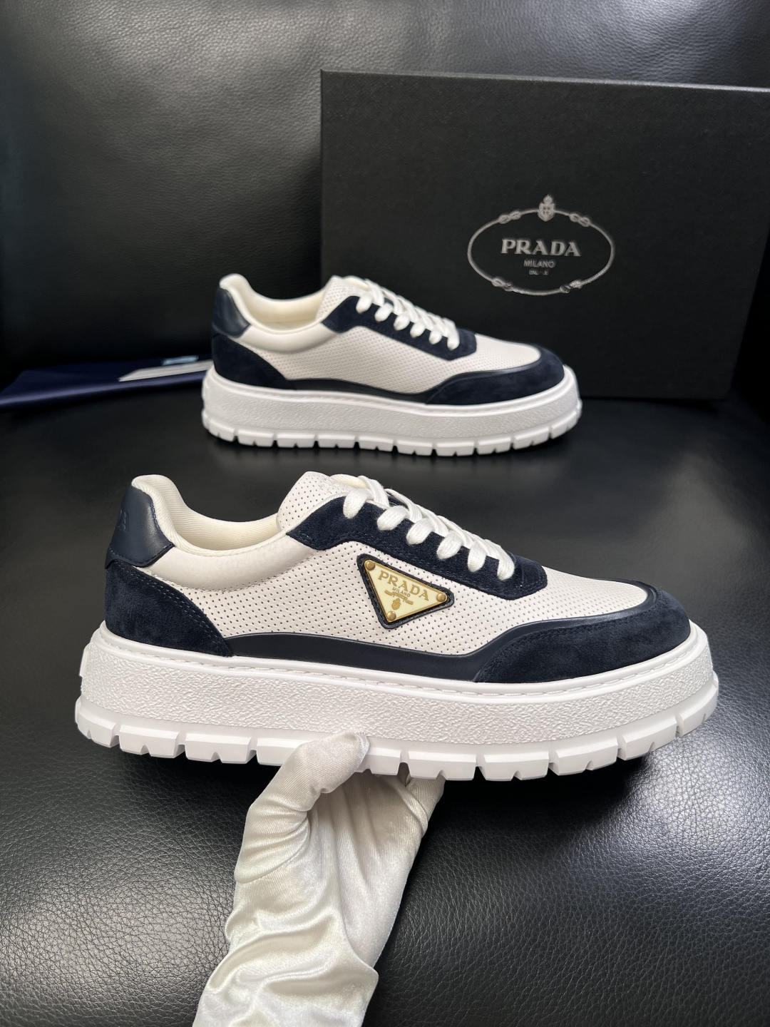 Prada  顶级工艺品，普拉达 专柜同步，原厂配置意大利进口牛皮面料，进口牛皮内里垫，透气舒适，鞋底：