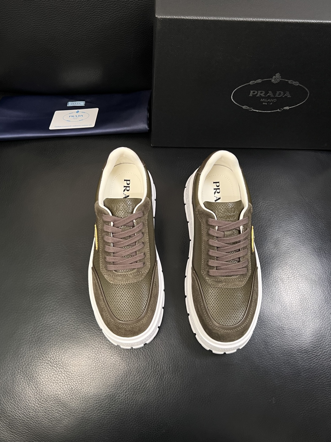 Prada  顶级工艺品，普拉达 专柜同步，原厂配置意大利进口牛皮面料，进口牛皮内里垫，透气舒适，鞋底：