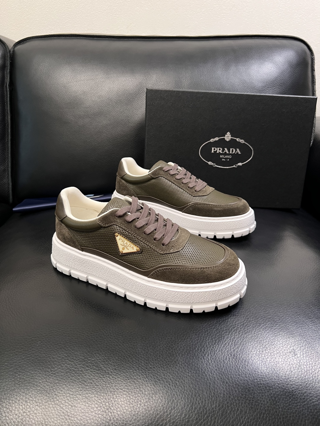 Prada  顶级工艺品，普拉达 专柜同步，原厂配置意大利进口牛皮面料，进口牛皮内里垫，透气舒适，鞋底：
