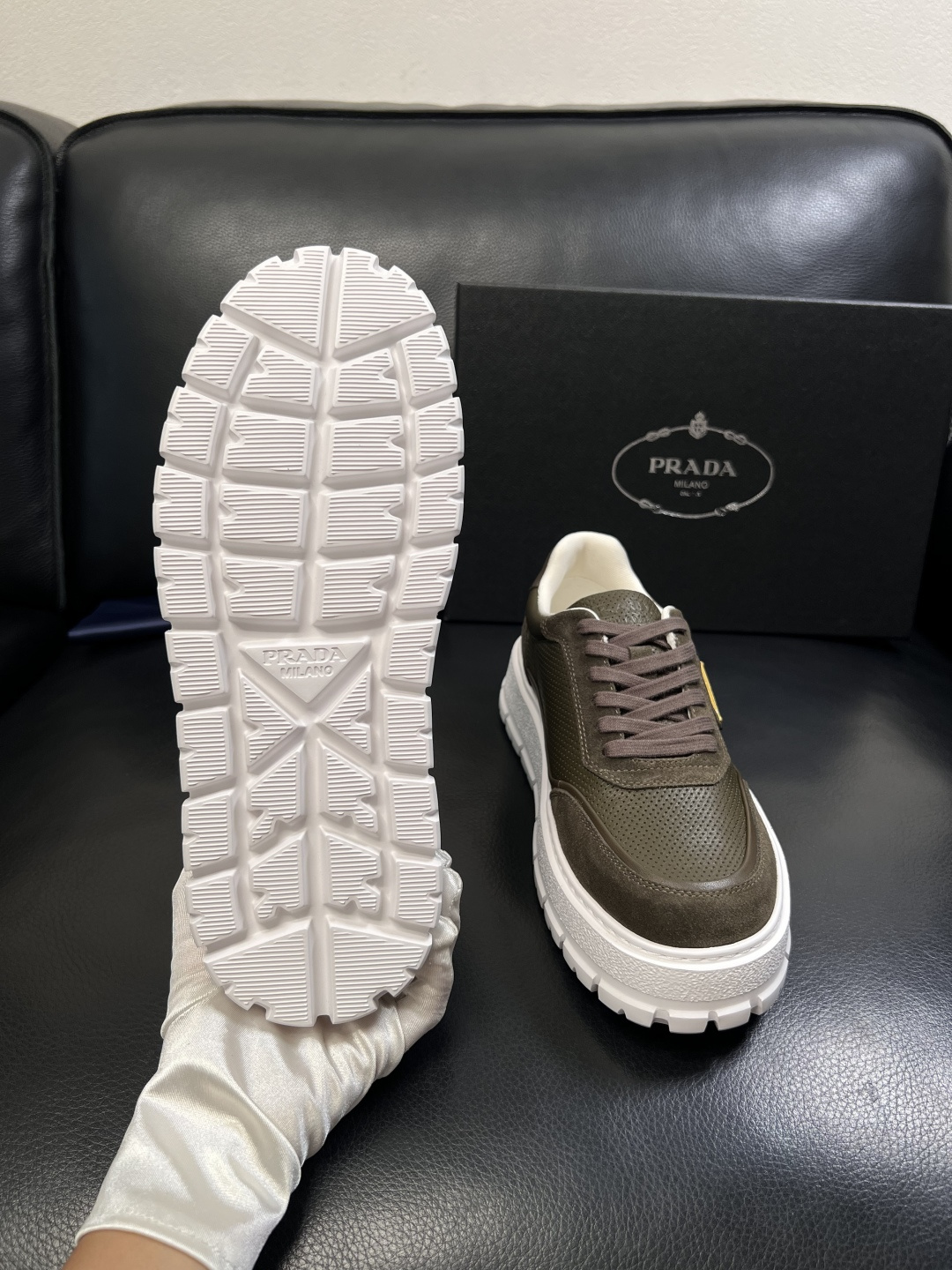 Prada  顶级工艺品，普拉达 专柜同步，原厂配置意大利进口牛皮面料，进口牛皮内里垫，透气舒适，鞋底：