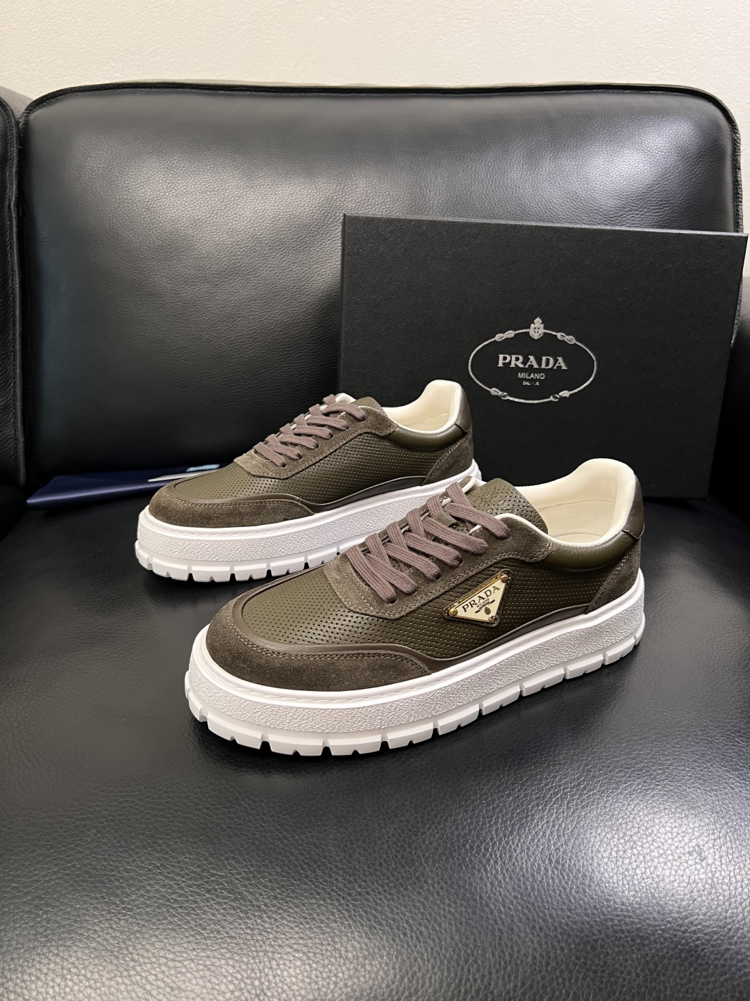 Prada  顶级工艺品，普拉达 专柜同步，原厂配置意大利进口牛皮面料，进口牛皮内里垫，透气舒适，鞋底：