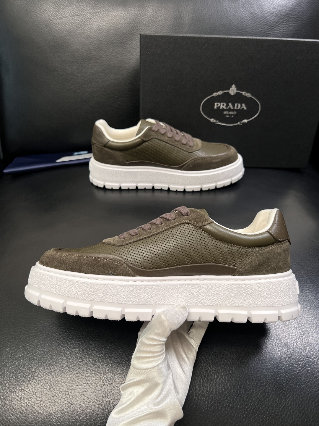 Prada  顶级工艺品，普拉达 专柜同步，原厂配置意大利进口牛皮面料，进口牛皮内里垫，透气舒适，鞋底：
