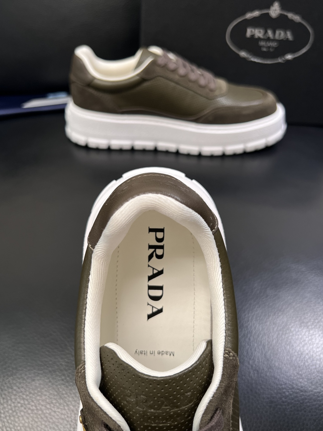 Prada  顶级工艺品，普拉达 专柜同步，原厂配置意大利进口牛皮面料，进口牛皮内里垫，透气舒适，鞋底：