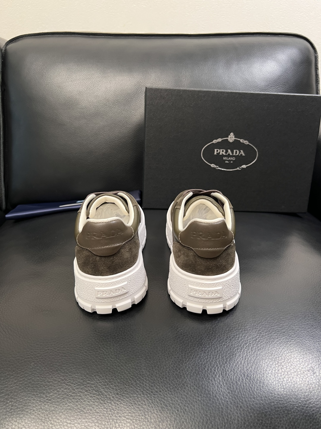 Prada  顶级工艺品，普拉达 专柜同步，原厂配置意大利进口牛皮面料，进口牛皮内里垫，透气舒适，鞋底：
