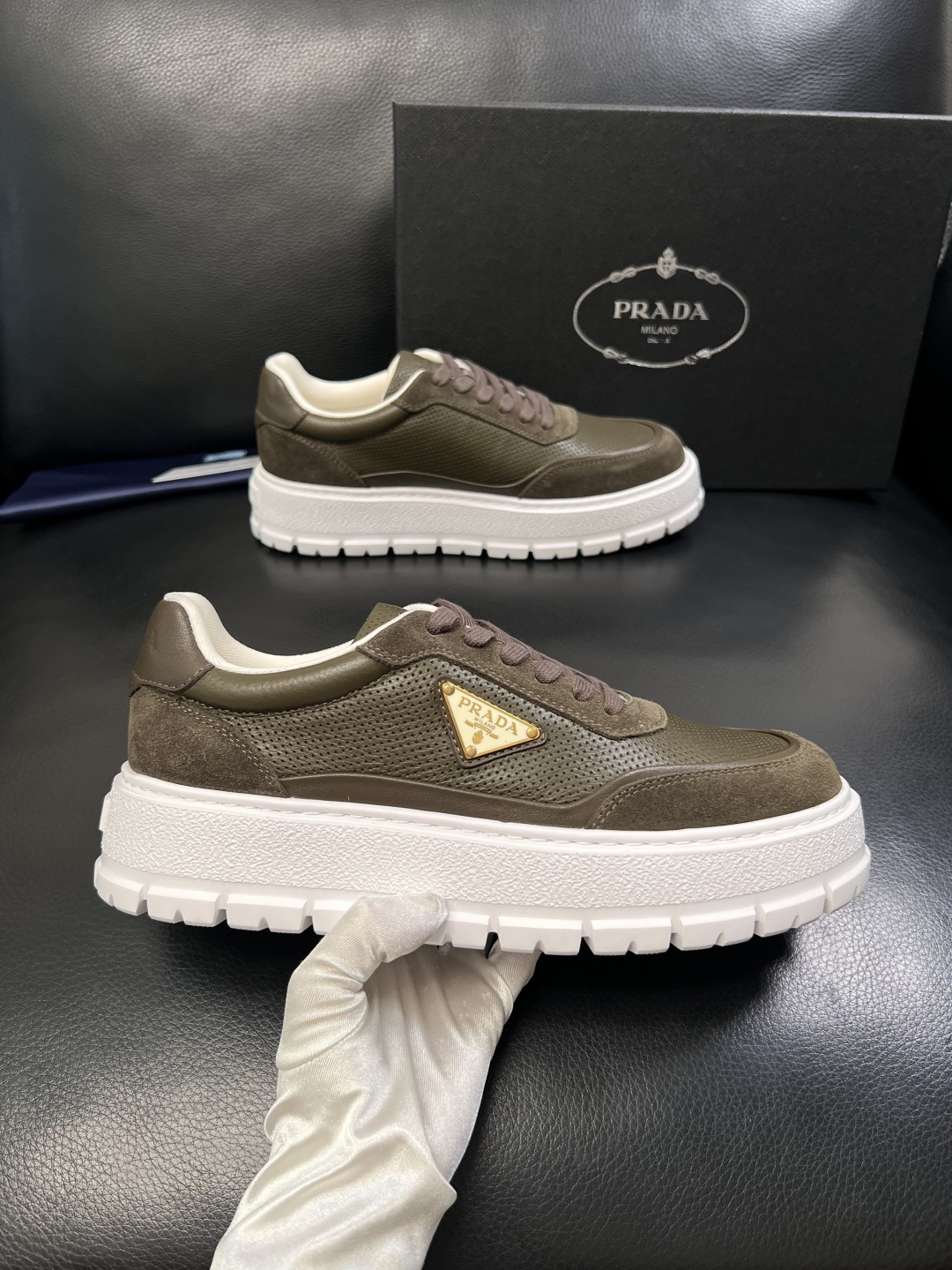 Prada  顶级工艺品，普拉达 专柜同步，原厂配置意大利进口牛皮面料，进口牛皮内里垫，透气舒适，鞋底：