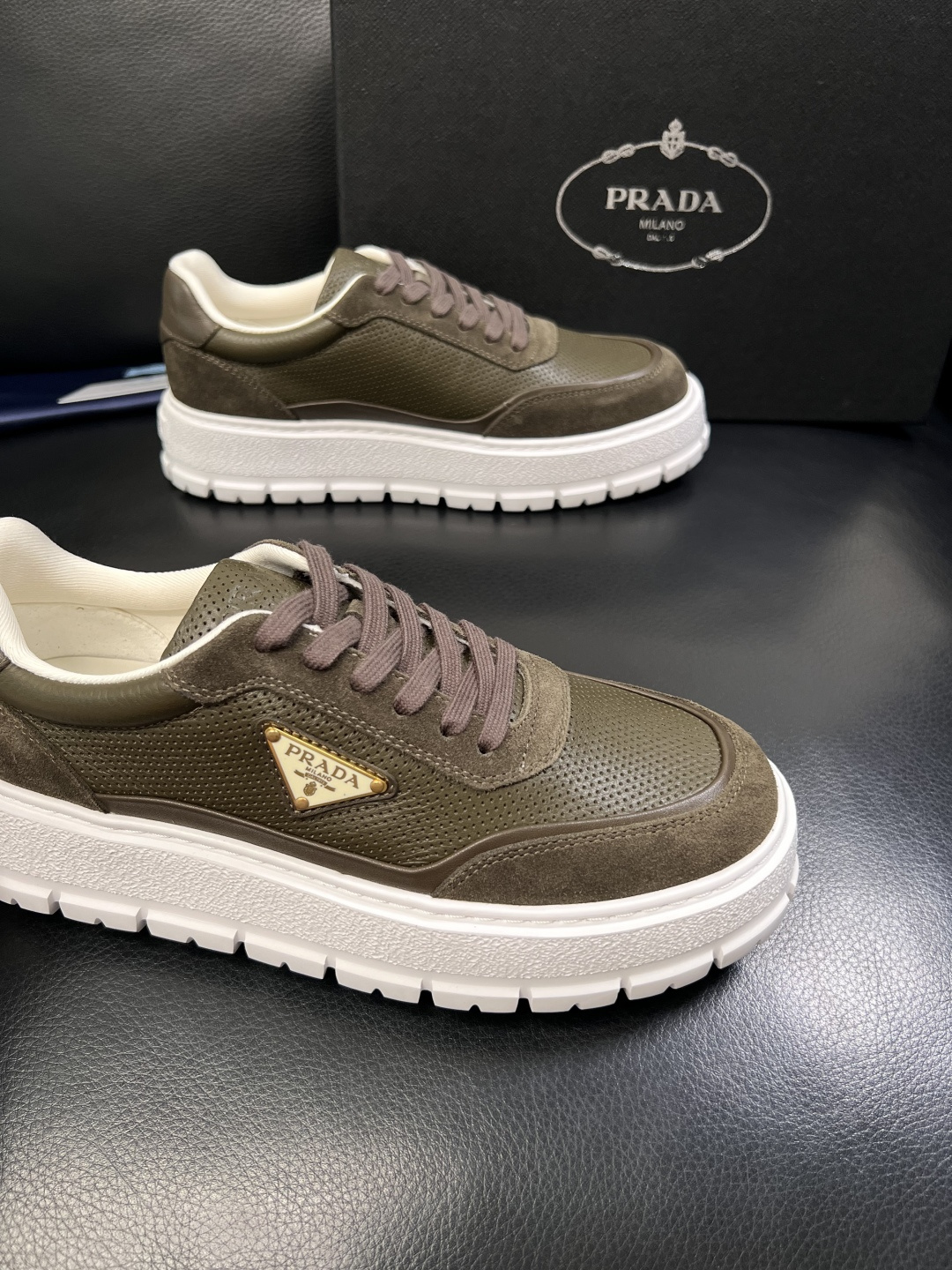 Prada  顶级工艺品，普拉达 专柜同步，原厂配置意大利进口牛皮面料，进口牛皮内里垫，透气舒适，鞋底：