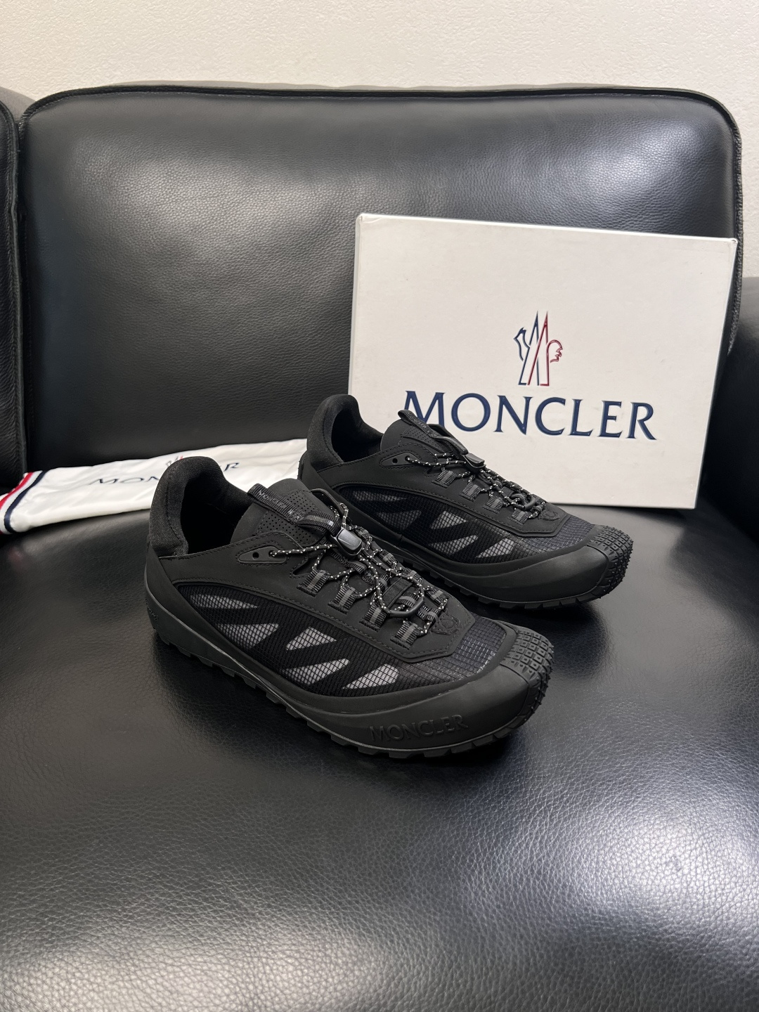 MONCLER  高品质  顶级工艺品   蒙口 新品专柜新款，原厂配置意大利进口牛皮搭配面料，高品质复