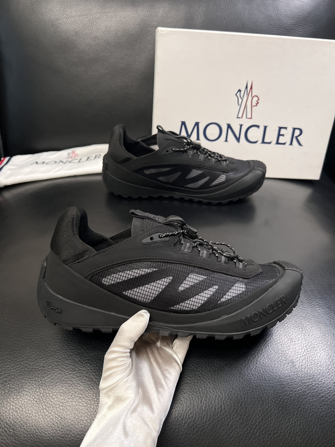 MONCLER  高品质  顶级工艺品   蒙口 新品专柜新款，原厂配置意大利进口牛皮搭配面料，高品质复