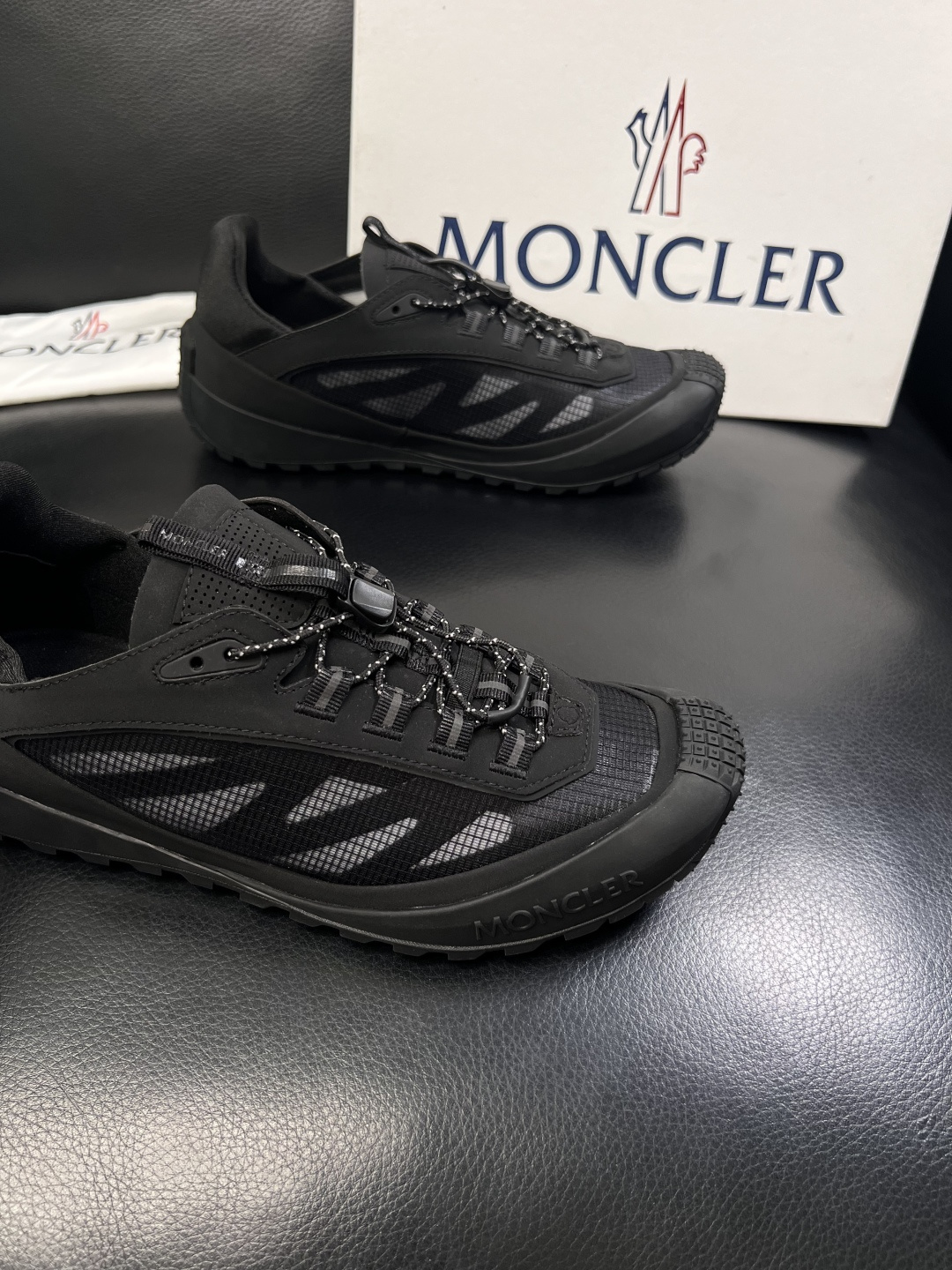 MONCLER  高品质  顶级工艺品   蒙口 新品专柜新款，原厂配置意大利进口牛皮搭配面料，高品质复