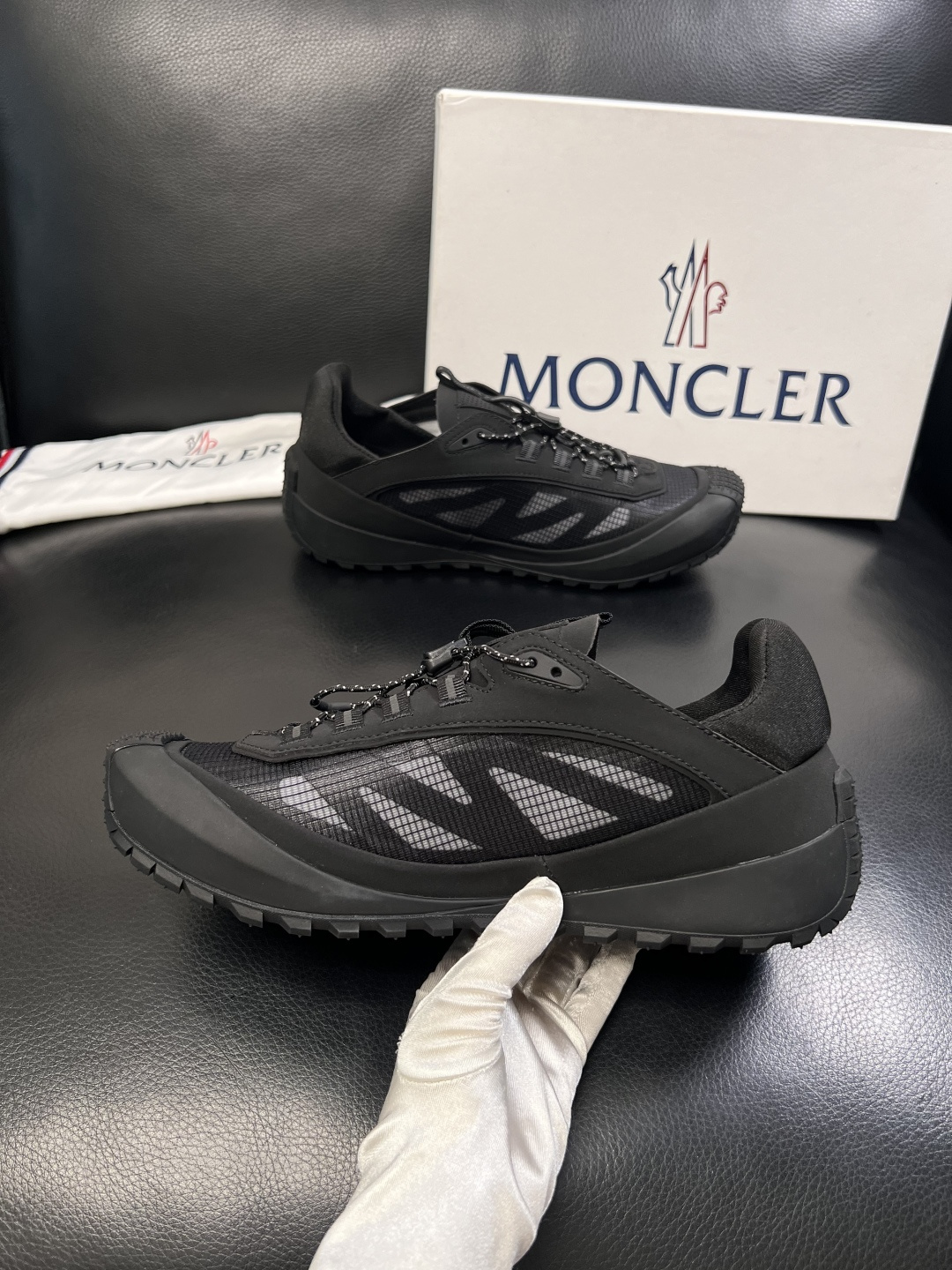 MONCLER  高品质  顶级工艺品   蒙口 新品专柜新款，原厂配置意大利进口牛皮搭配面料，高品质复