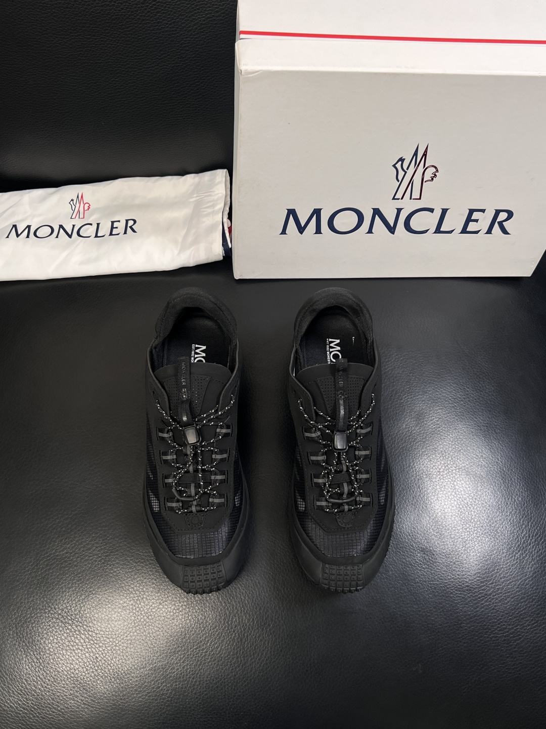 MONCLER  高品质  顶级工艺品   蒙口 新品专柜新款，原厂配置意大利进口牛皮搭配面料，高品质复
