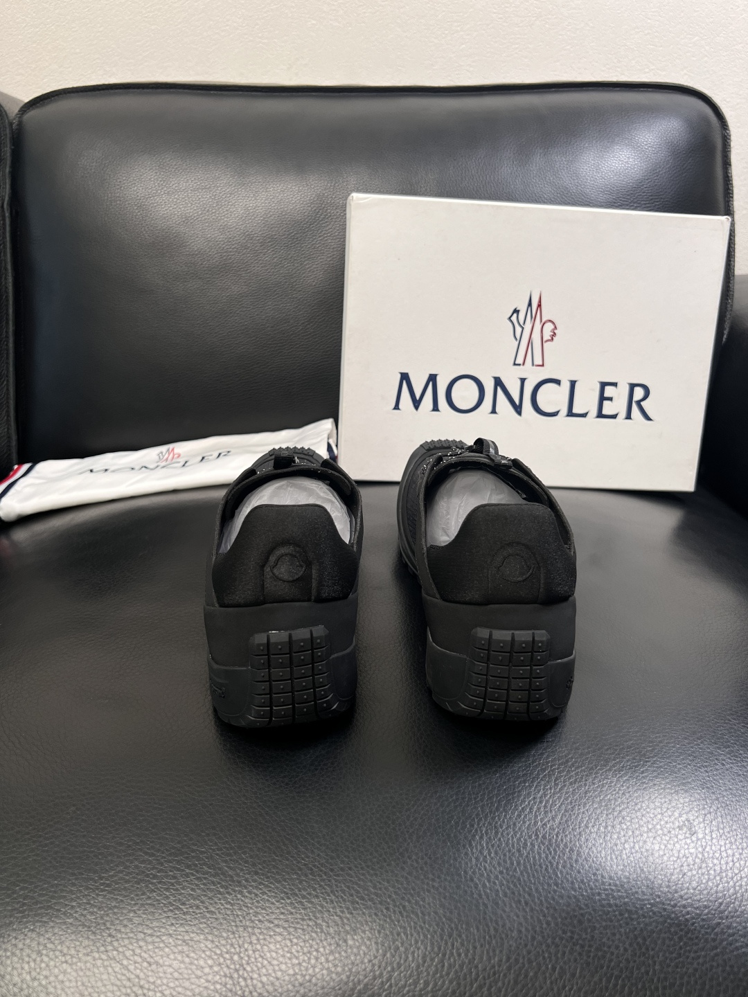 MONCLER  高品质  顶级工艺品   蒙口 新品专柜新款，原厂配置意大利进口牛皮搭配面料，高品质复