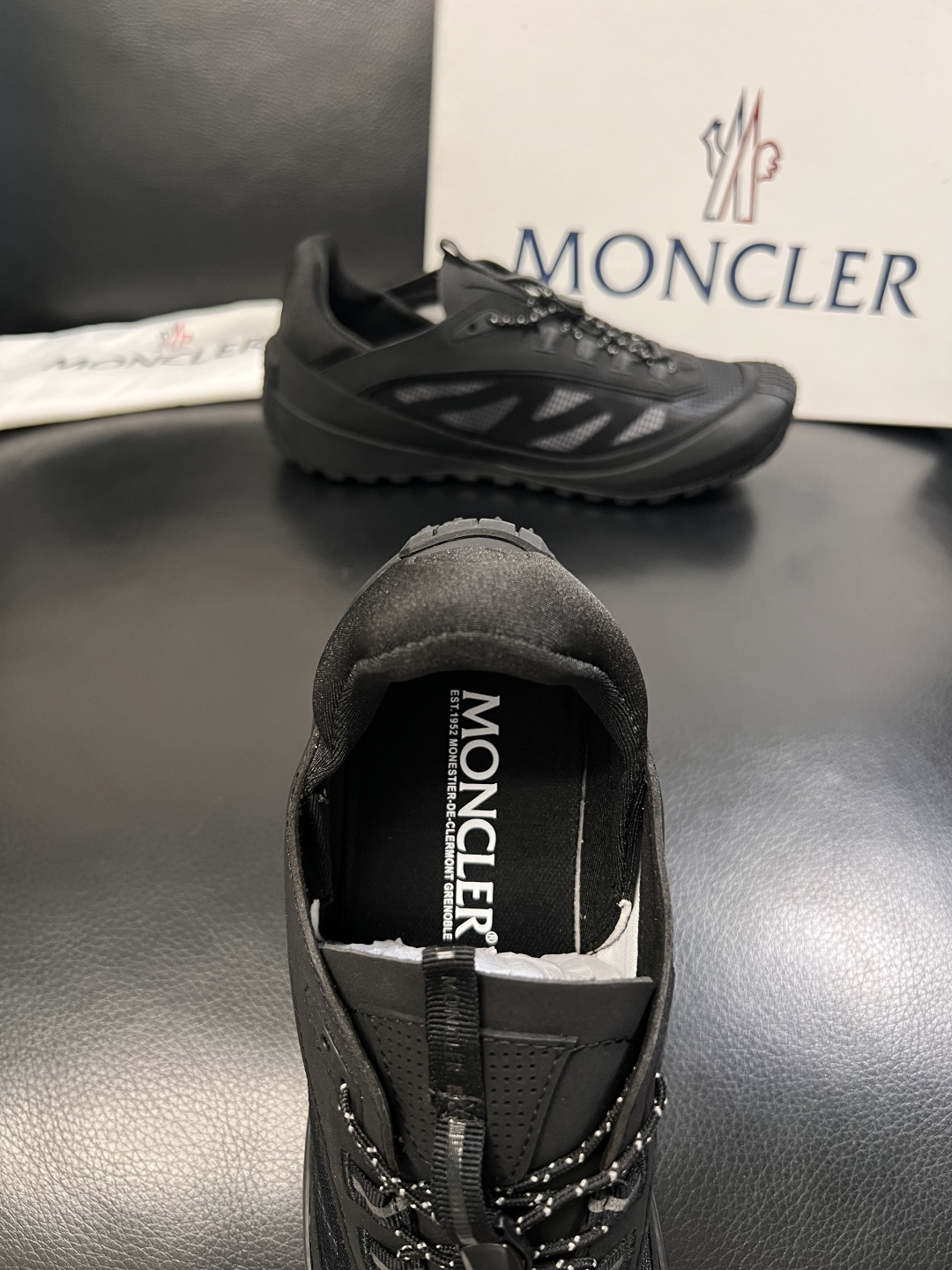MONCLER  高品质  顶级工艺品   蒙口 新品专柜新款，原厂配置意大利进口牛皮搭配面料，高品质复