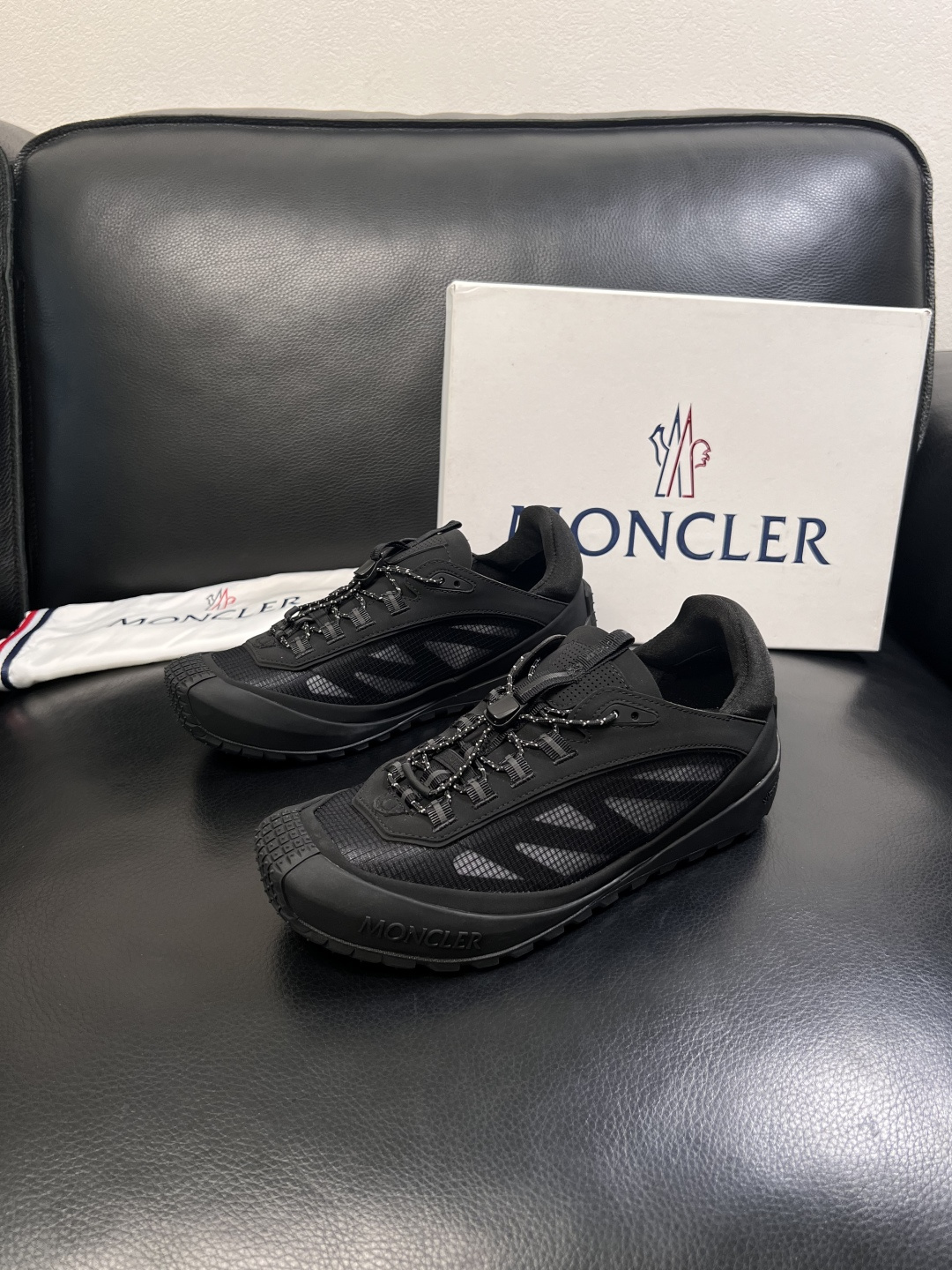 MONCLER  高品质  顶级工艺品   蒙口 新品专柜新款，原厂配置意大利进口牛皮搭配面料，高品质复